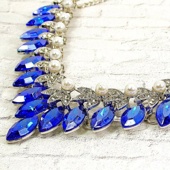 Blue crystal and white pearl necklace and earring set with marquise crystals - Picture 7 of 10